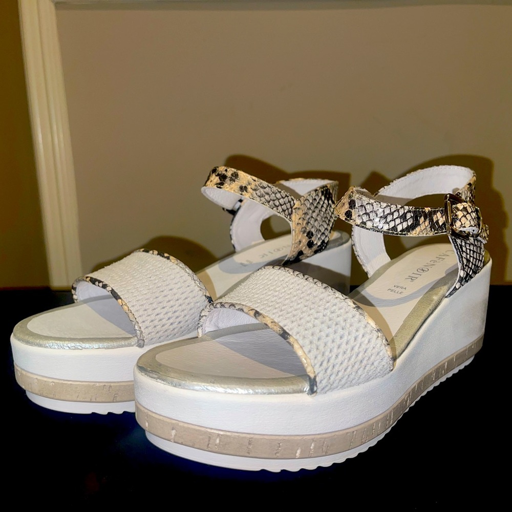 Café Noir Light Gray/ Snakeskin Sandal. Size 7.5